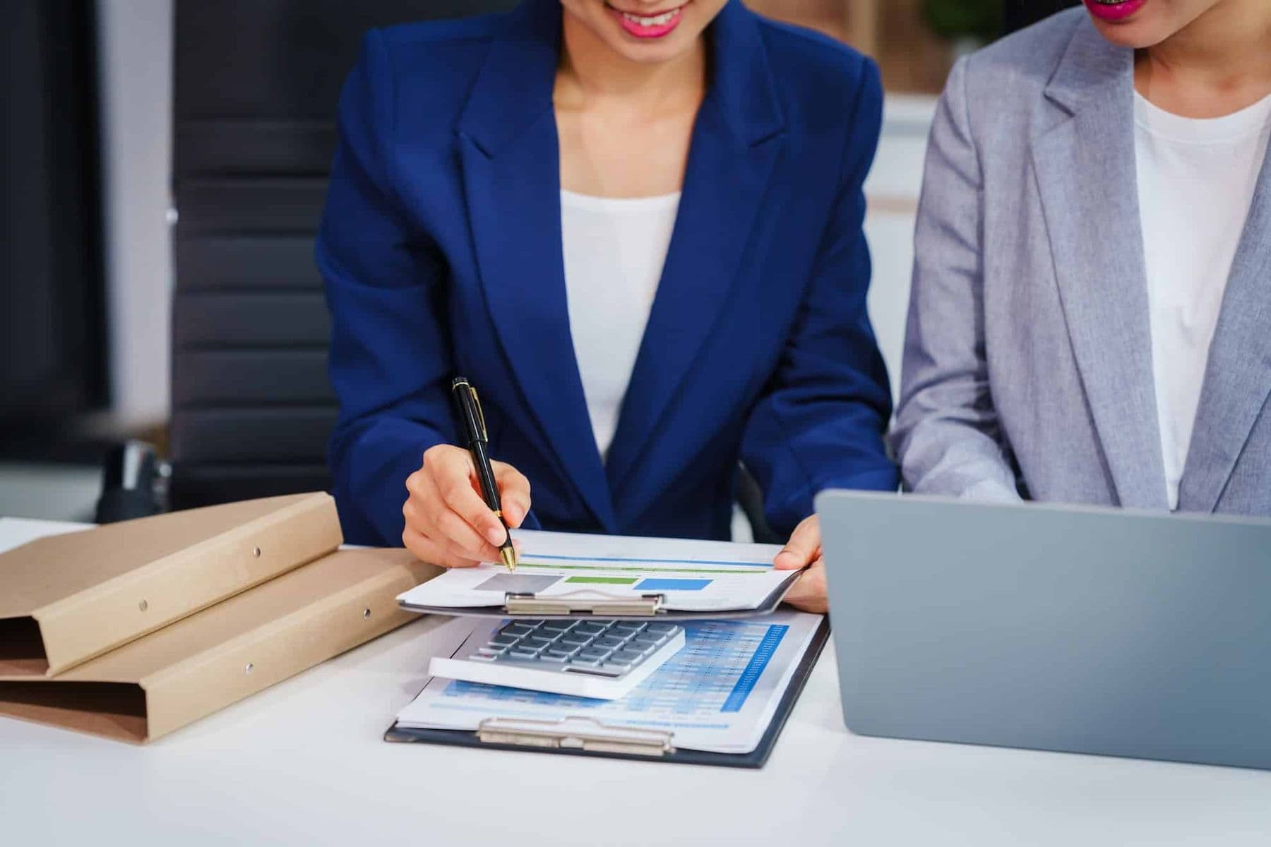 Professional accountants reviewing monthly bookkeeping reports in the UAE to manage cash flow and ensure FTA-compliant financial records.
