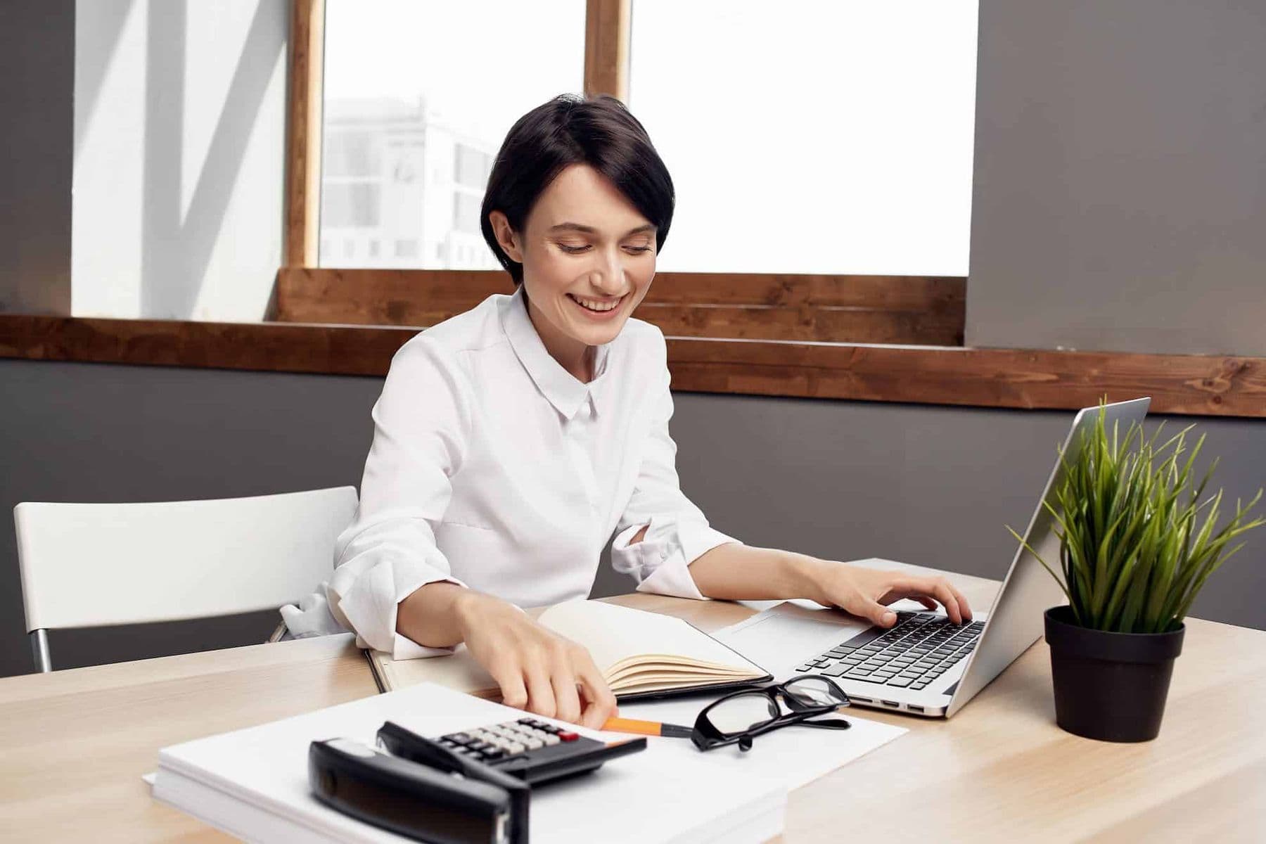 Outsourced bookkeeping UAE professionals managing financial records with cloud accounting software.